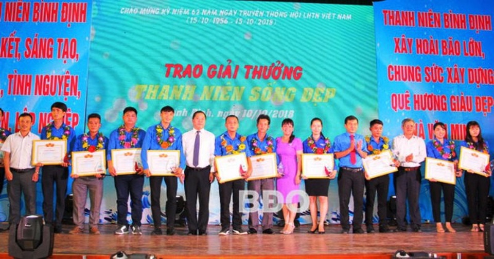 Tuổi trẻ Bình Định với bảo tồn văn hóa cồng chiêng - 3 Trao tặng Giải thưởng 15-10 và “Thanh niên sống đẹp” cho 14 gương cán bộ Hội, hội viên, thanh niên tiêu biểu trong thực hiện các phong trào, cuộc vận động do Hội phát động.