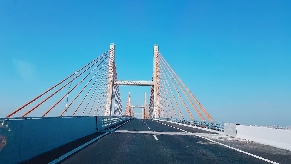 Chính thức thu phí cầu Bạch Đằng từ ngày 15/10 - 5 Cầu Bạch Đằng dài 700m, được bố trí 3 trụ tháp, thiết kế theo hình 3 chữ “H” mang ý nghĩa lớn, thể hiện sự kết nối chặt chẽ giữa 3 trung tâm kinh tế phía Bắc là Hà Nội – Hải Phòng – Hạ Long.