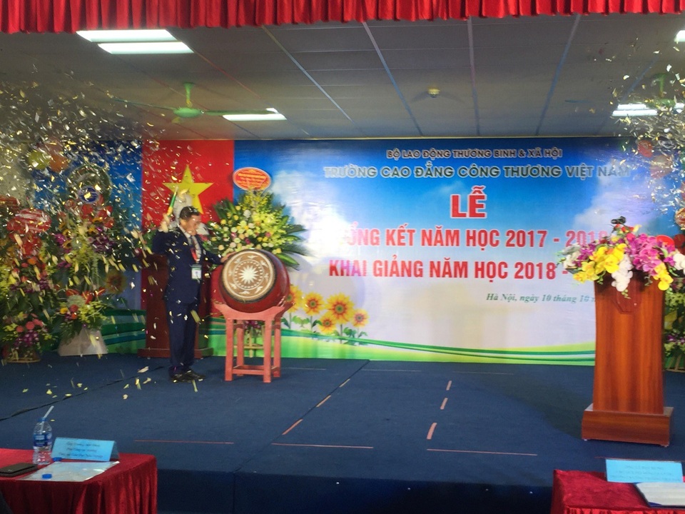 Trường Cao đẳng Công thương Việt Nam tưng bừng tổ chức lễ khai giảng năm học mới - 1 Tiến sĩ Nguyễn Duy Đô, Hiệu trường Trường Cao đẳng Công thương Việt Nam đánh trống khai giảng năm học mới. Ảnh Mai Nhung
