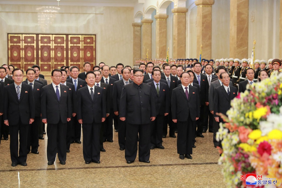 Ông Kim Jong-un tặng đàn dương cầm trong chuyến thăm nhà hát - 8 Năm nay, Triều Triên dường như khá “im ắng” trong việc tổ chức kỷ niệm ngày thành lập đảng. Truyền thông nước này vẫn đang tập trung đưa tin về sự phát triển của nền kinh tế. Ngày 10/10/2015, Triều Tiên đã tổ chức lễ duyệt binh quy mô lớn có sự xuất hiện của tên lửa đạn đạo liên lục địa.