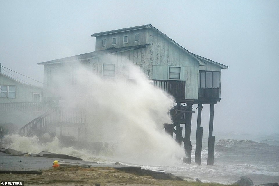 
Theo Cơ quan khí tượng thủy văn Mỹ, siêu bão Michael chiều 10/10 đã đổ bộ vào Florida và mạnh lên cấp 4 với sức gió lên tới 250km/h. (Ảnh: Reuters)
