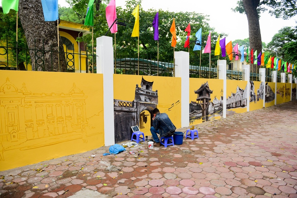 Hà Nội xưa qua tranh bích hoạ trên phố Phan Đình Phùng - 1
Để kỷ niệm 45 năm thành lập trường THPT Phan Đình Phùng, bức tường rào mặt phố cùng tên được vẽ tranh bích họa tạo khung cảnh khá đẹp mắt.