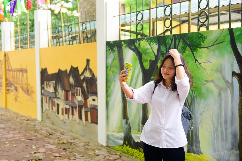 Hà Nội xưa qua tranh bích hoạ trên phố Phan Đình Phùng - 12
Phố bích họa Phan Đình Phùng đã thu hút sự chú ý của nhiều người qua đường.