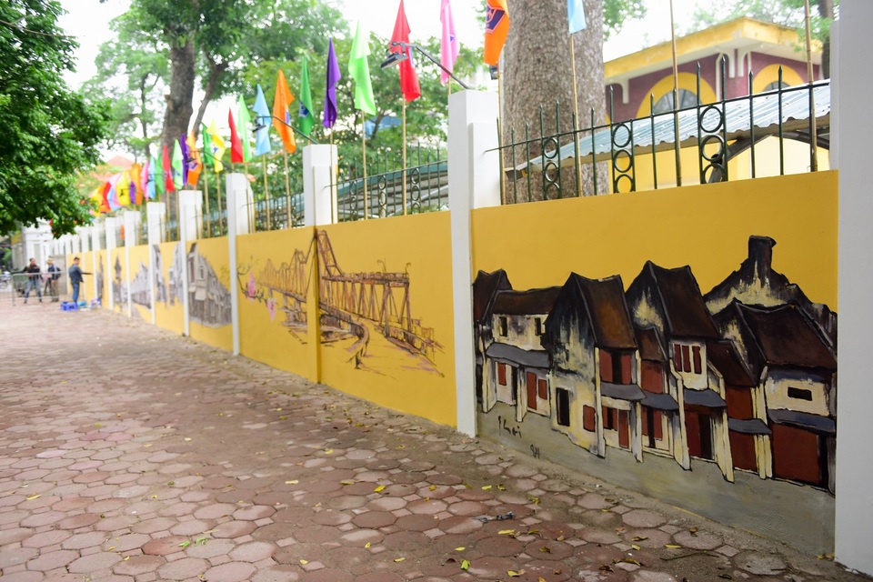 Hà Nội xưa qua tranh bích hoạ trên phố Phan Đình Phùng - 5
Có tổng cộng 28 tác phẩm tranh, trong đó có 3 bức về trường Phan Đình Phùng, 25 bức còn lại về Thăng Long, Hà Nội xưa sẽ được vẽ lên những bức tường này.