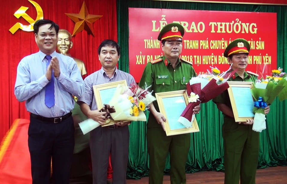 Ông Huỳnh Tấn Việt gửi thư khen và tiền thưởng cho các đơn vị