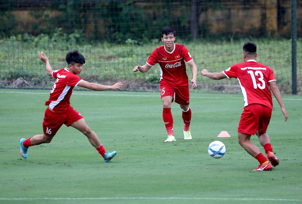 Thanh Trung, Quốc Chí không ngại cạnh tranh với đàn em U23 Việt Nam - 1
Các tuyển thủ Việt Nam không ngại cạnh tranh vị trí với đàn em U23 Việt Nam - Ảnh: Gia Hưng