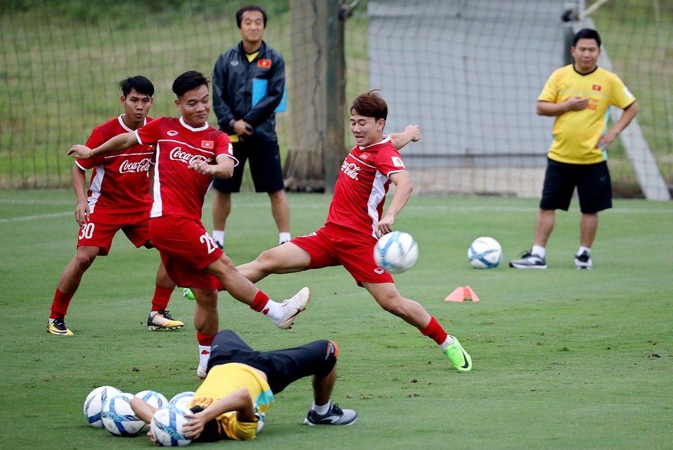 
Đội tuyển Việt Nam thiếu nhiều quân số ở buổi tập đầu tiên - Ảnh: Gia Hưng
