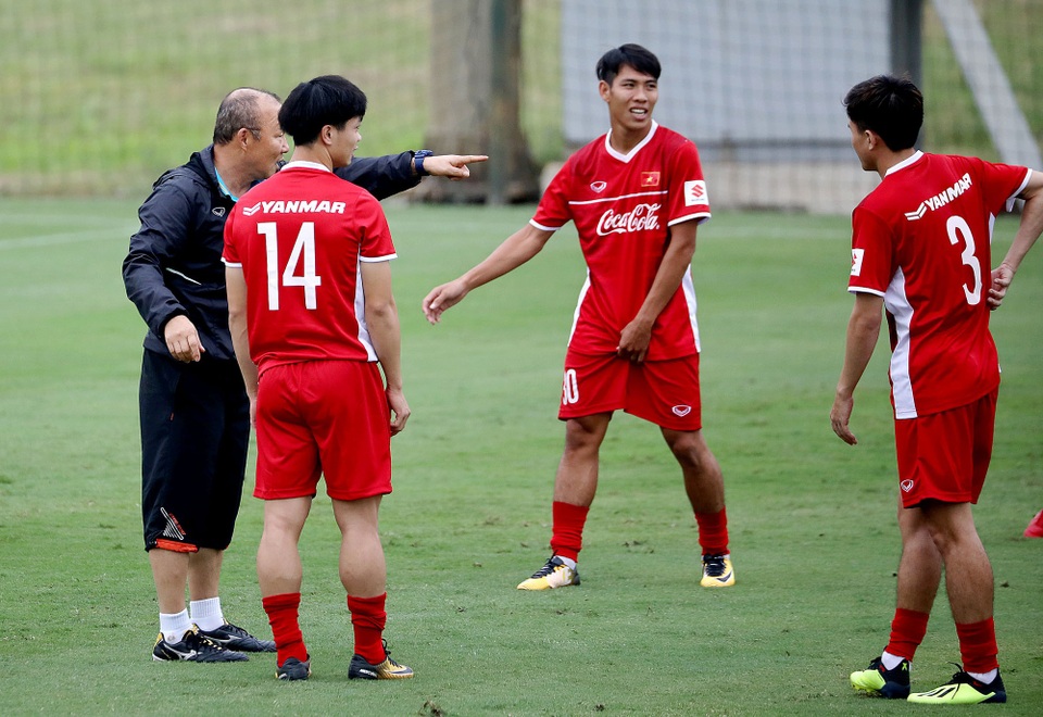 
HLV Park Hang Seo chỉ đạo sát sao các học trò - Ảnh: Gia Hưng
