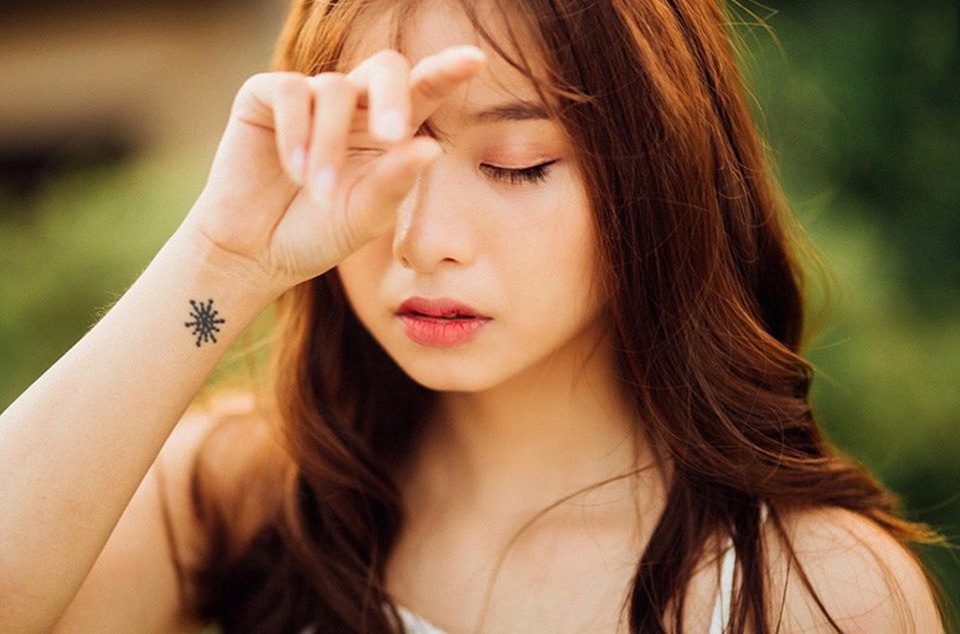 Tất thảy những điều không vui xin gửi về dĩ vãng, để ngày sau thôi trăn trở khiến tim mệt thêm! (Ảnh minh họa: Hằng Nga)