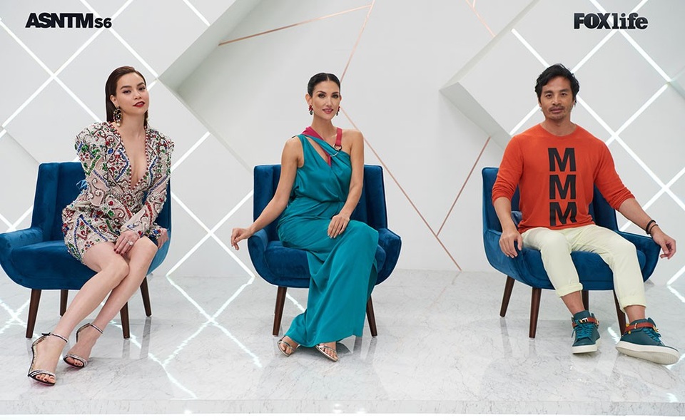 Với vai trò giám khảo khách mời, Hồ Ngọc Hà có cơ hội làm việc cùng 2 giám khảo chính là host Cindy Bishop và nhiếp ảnh gia Yu Tsai. Cả hai dành lời khen ngợi Hồ Ngọc Hà đã mang đến buổi làm việc hiệu quả cùng những nhận xét hữu ích cho từng thí sinh.