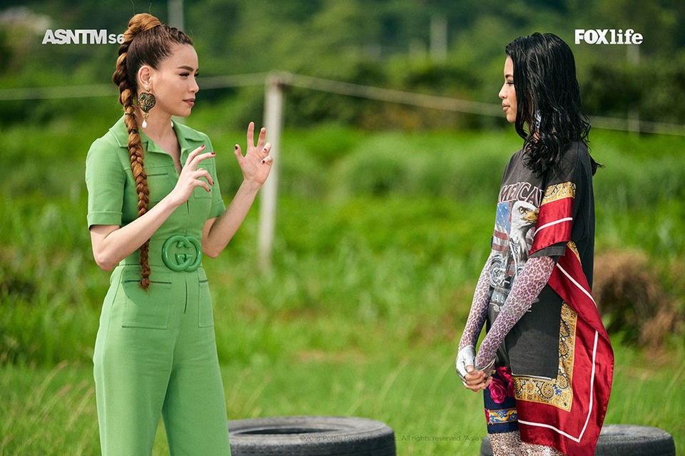 Hồ Ngọc Hà thị phạm diễn xuất cho các thí sinh người mẫu Châu Á - 6