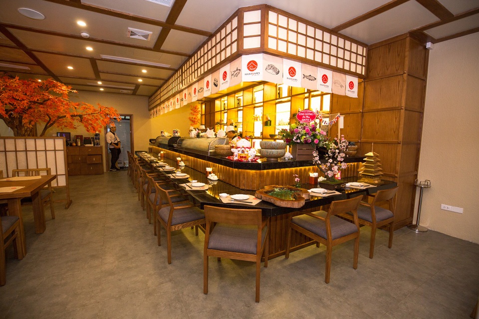 Thưởng thức màn biểu diễn múa truyền thống của các nàng Geisha xinh đẹp - 4 Không gian chung của nhà hàng.