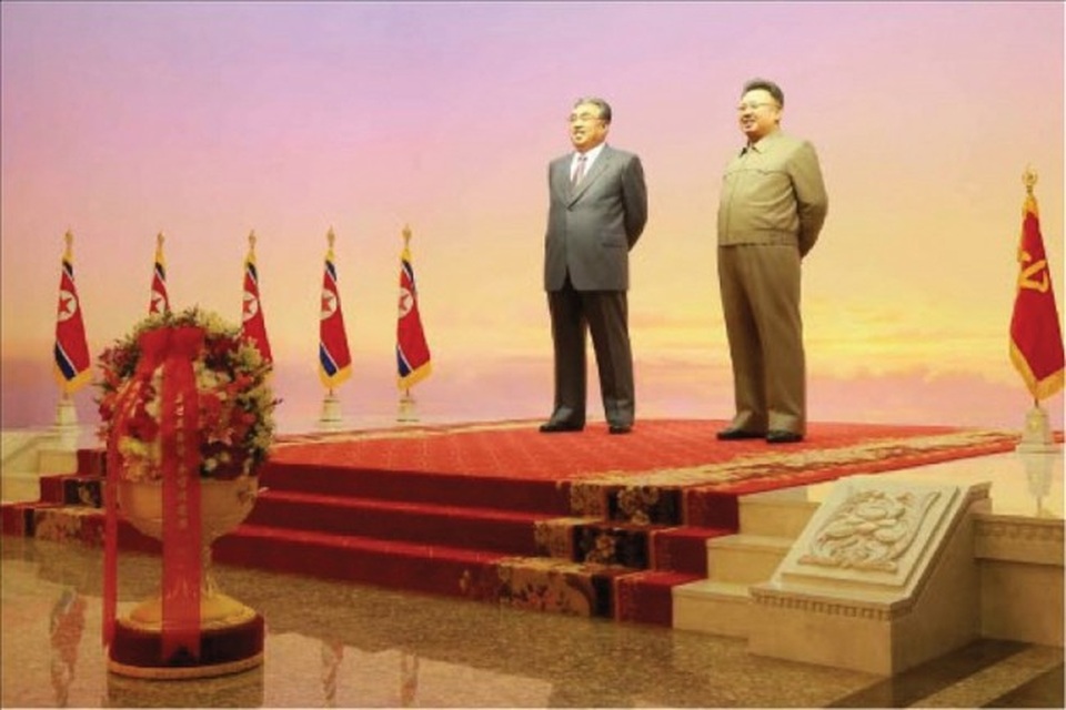 Ông Kim Jong-un tặng đàn dương cầm trong chuyến thăm nhà hát - 7
Ngày 11/10, KCNA thông báo ông Kim Jong-un cùng các quan chức thân tín cũng đã tới thăm và đặt hoa tưởng niệm tại Cung kỷ niệm Kumsusan, nơi yên nghỉ cuối cùng của 2 nhà cố lãnh đạo Kim Il-song và Kim Jong-il ở Bình Nhưỡng. Hộ tống ông Kim Jong-un có ông Choe Ryong-hae, phó Chủ tịch Ủy ban trung ương đảng Lao động Triều Tiên và bà Kim Yo-jong, em gái nhà lãnh đạo Kim Jong-un, Ủy viên dự khuyết Bộ Chính trị Ban Chấp hành Trung ương đảng.