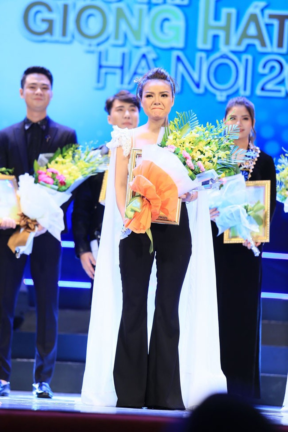 Khoảnh khắc đầy xúc động của Nguyễn Thùy Liên khi nhận giải Nhất cuộc thi Giọng hát hay Hà Nội 2018.