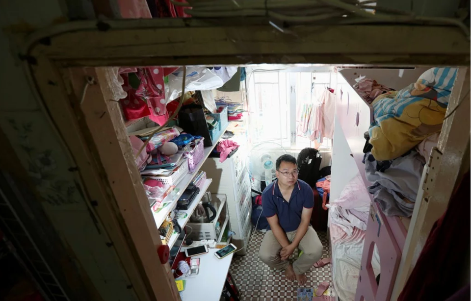 Hong Kong tính chi gần 64 tỷ USD xây đảo cho 1,1 triệu dân - 2 Căn hộ 9 m2 mà anh Siu Wai đang ở cùng vợ và 2 con gái (Ảnh: SCMP)