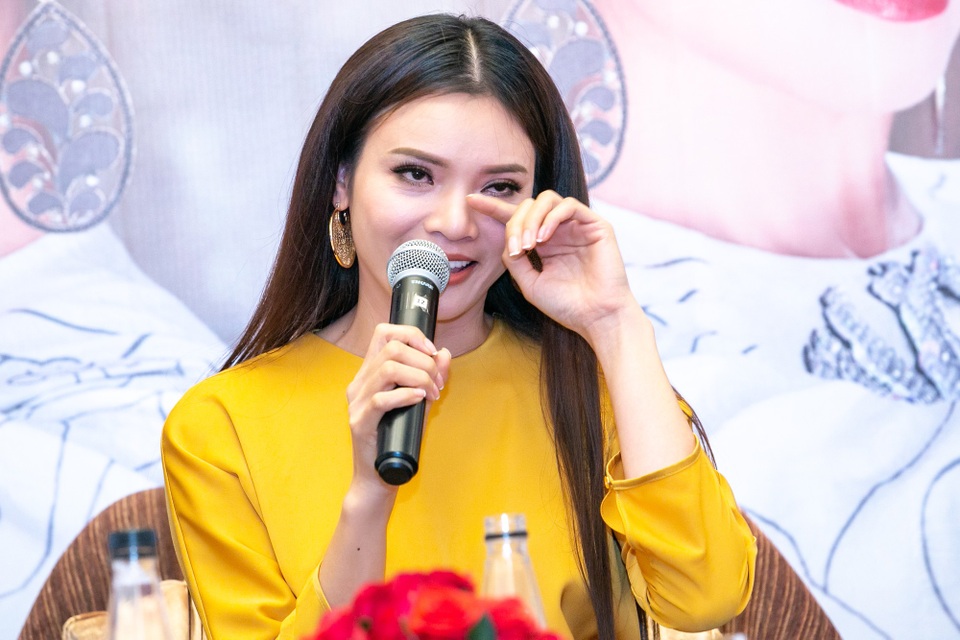Phạm Phương Thảo: “Tôi luôn nghĩ mình kém cỏi, muốn mãi mãi là người điên” - 1 Phạm Phương Thảo bật khóc khi tâm sự về mình trong buổi họp báo giới thiệu live show Mơ duyên.
