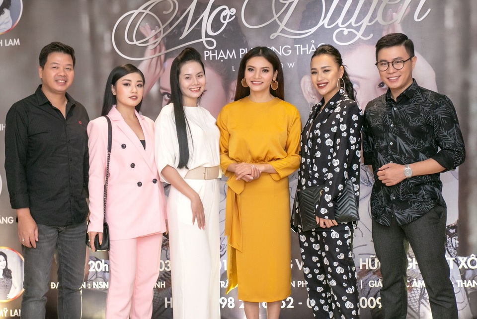 Phạm Phương Thảo: “Tôi luôn nghĩ mình kém cỏi, muốn mãi mãi là người điên” - 3 Bạn bè, đồng nghiệp... đến chúc mừng Phạm Phương Thảo trong buổi giới thiệu đêm nhạc kỷ niệm 20 năm ca hát.
