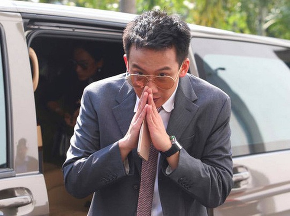 Con trai ông Thaksin bị truy tố về tội rửa tiền - 1
Ông Panthongtae đến văn phòng công tố Thái Lan hôm 10-10. Ảnh: AP