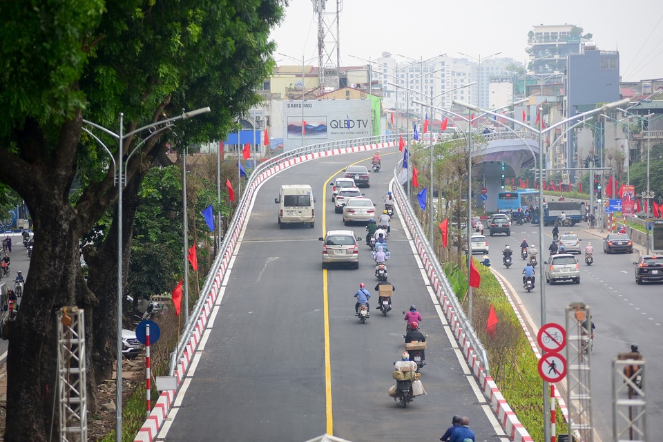 Hà Nội thông xe cầu vượt An Dương sau 10 tháng thi công - 3
Cầu vượt được xây dựng theo hướng đường Yên Phụ - Nghi Tàm, vượt qua nút giao An Dương - đường Thanh Niên, kết hợp điều chỉnh một phần kết cấu đê Hữu Hồng đoạn từ Khách sạn Thắng Lợi đến cửa khẩu An Dương.