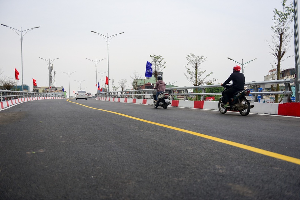 Hà Nội thông xe cầu vượt An Dương sau 10 tháng thi công - 4
Cầu vượt An Dương - Thanh Niên (quận Ba Đình, Hà Nội) có mức đầu tư gần 312 tỷ đồng, dài 271m, rộng 10m.