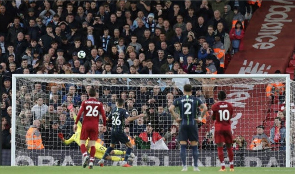 Cú sút penalty lên trời đáng thất vọng của Riyad Mahrez