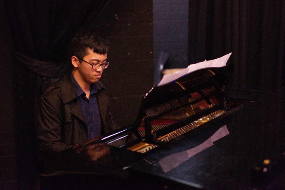 Đêm nhạc trữ tình Canberra: Buồn - vui du học - 2
Pianist Tuấn Anh say sưa bên cây đàn piano. (Ảnh: Minh Quang)