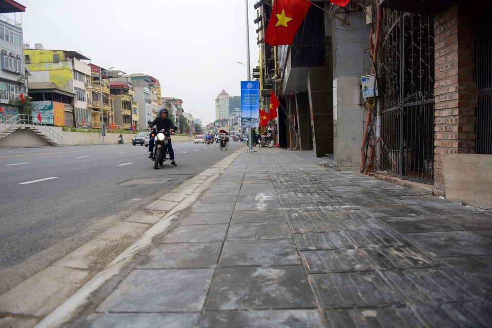 Hà Nội thông xe cầu vượt An Dương sau 10 tháng thi công - 13 Vỉa hè được lát đá tự nhiên.