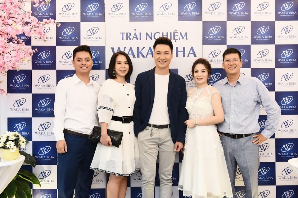 Diễn viên Mạnh Trường tiếp tục đồng hành cùng thương hiệu mỹ phẩm cao cấp Nhật Bản Waka Biha - 2
Vợ chồng Diễn viên Mạnh Trường cùng Ban lãnh đạo Thương hiệu mỹ phẩm cao cấp Waka Biha và chủ Spa Minh Nguyệt.