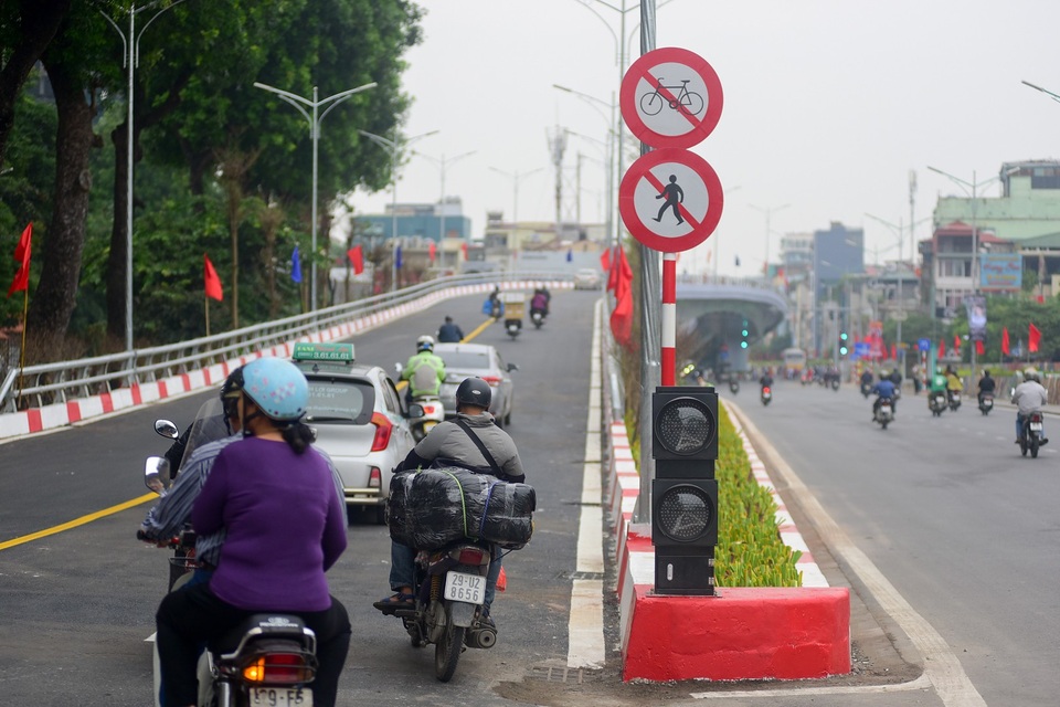 Hà Nội thông xe cầu vượt An Dương sau 10 tháng thi công - 6 Đầu cầu có đèn biển cấm xe đạp và người đi bộ lưu thông.