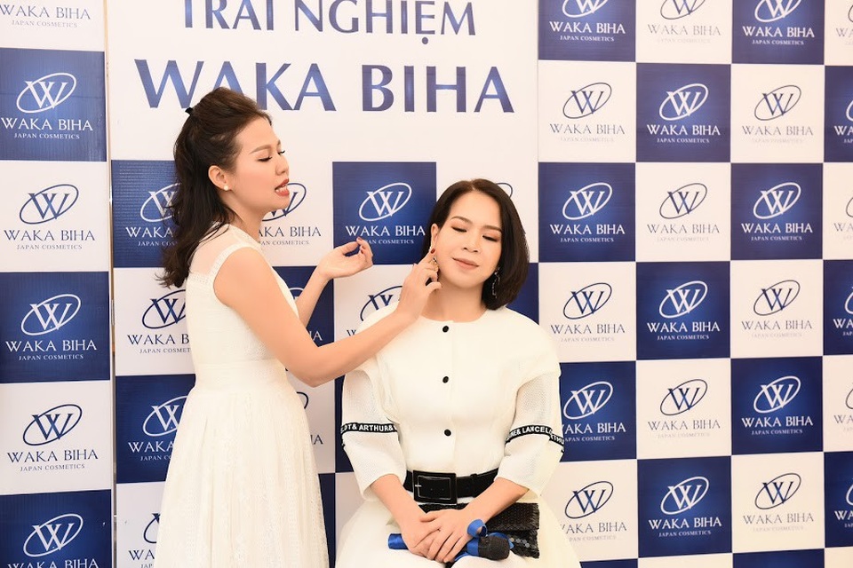 Diễn viên Mạnh Trường tiếp tục đồng hành cùng thương hiệu mỹ phẩm cao cấp Nhật Bản Waka Biha - 3
Lan Phương (vợ DV Mạnh Trường) trực tiếp trải nghiệm sản phẩm tại sân khấu & giao lưu với khách mời