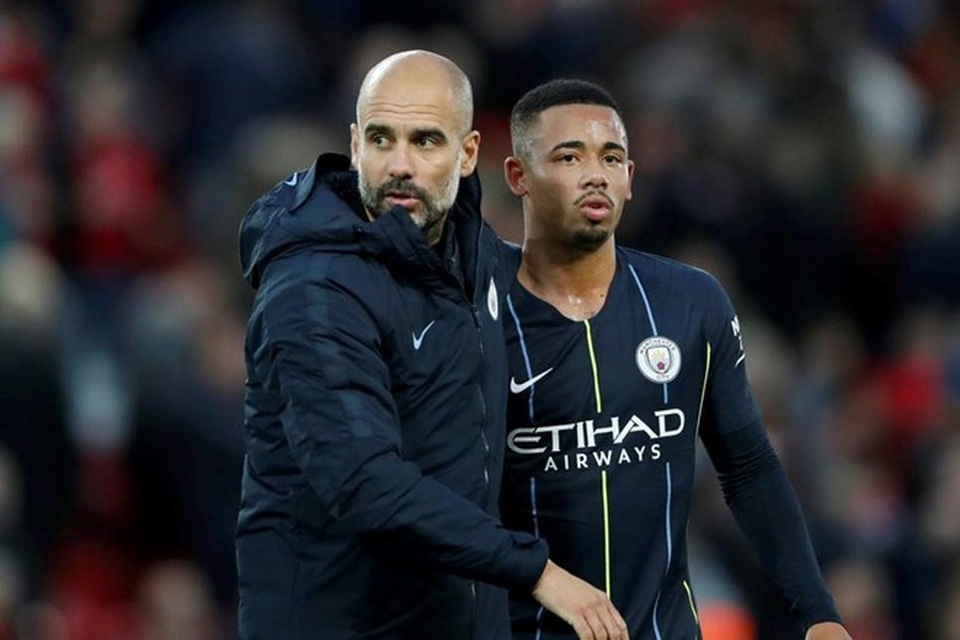 Gabriel Jesus (phải) bất mãn khi bị Riyad Mahrez tranh mất cơ hội sút phạt 11m