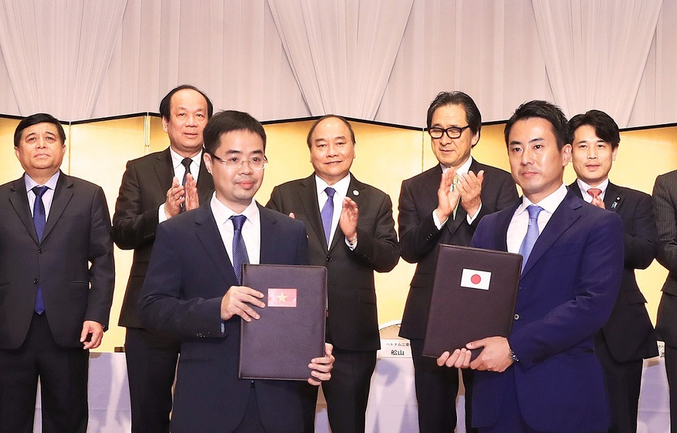 T&T Group ký thoả thuận hợp tác cùng Tập đoàn Mitsui và Tập đoàn y tế Eiwakai - 3 Phó TGĐ Tập đoàn T&T Group Trần Đỗ Thành và Lãnh đạo Tập đoàn EIWAKAI trao Thỏa thuận hợp tác xây dựng Trung tâm y tế chất lượng cao)