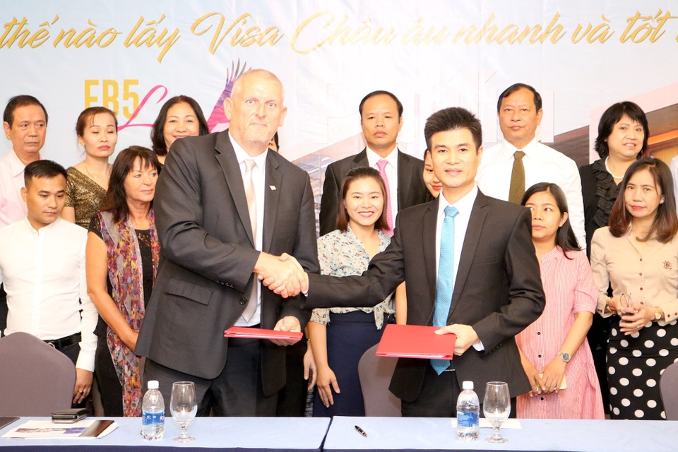 ASEAN Trade Center & EB5 Life tổ chức hội thảo: Nhập cư châu Âu theo diện Đầu tư Bất động sản tại Cộng hòa Síp (Cyprus) - 4 Ông Trần Xuân An – Giám đốc Điều hành ASEAN Trade Center ký kết hợp tác với ông Barry Winter.