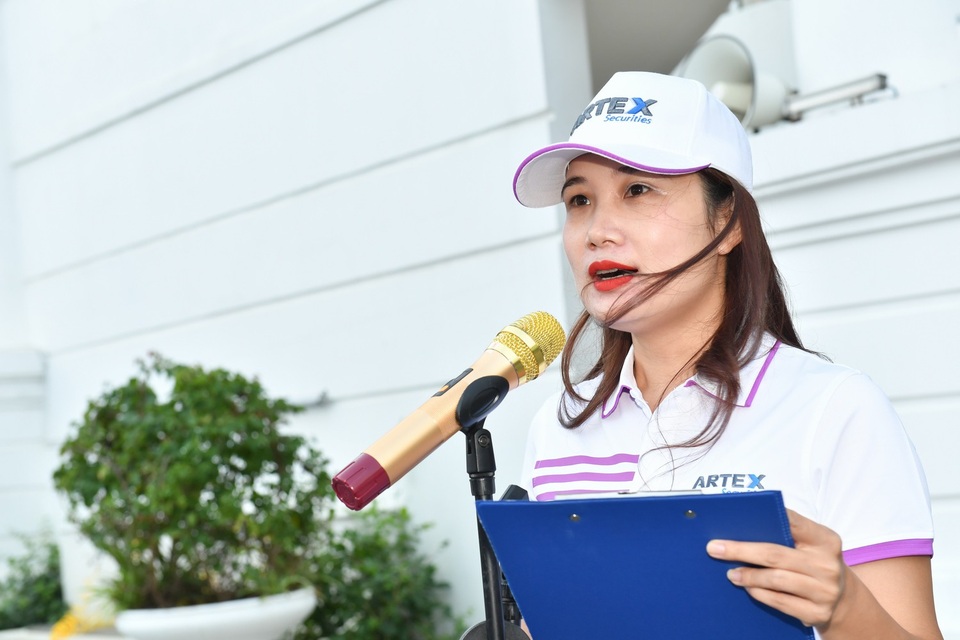 Artex Golf Tournament Plus 2018 chính thức khai mạc - 1
Bà Nguyễn Quỳnh Anh - Tổng Giám đốc Công ty Cổ phần Chứng khoán Artex (ART) chia sẻ trong buổi lễ khai mạc