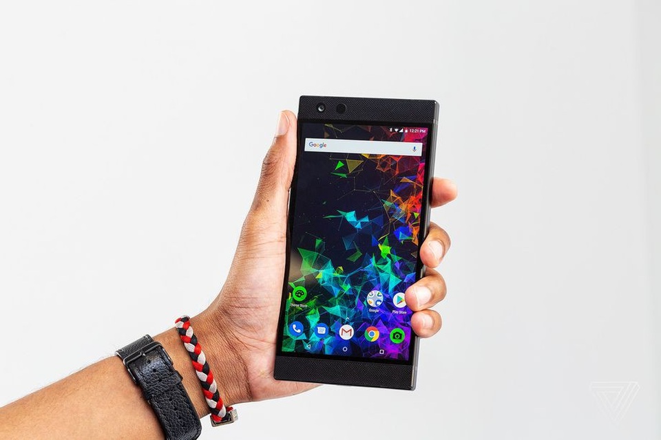 Razer Phone 2 chuyên dành cho game thủ với cấu hình “khủng” được trình làng - 1
Razer Phone 2 sở hữu thiết kế vuông vức, thay vì tràn viền hay “tai thỏ” như nhiều smartphone khác hiện nay