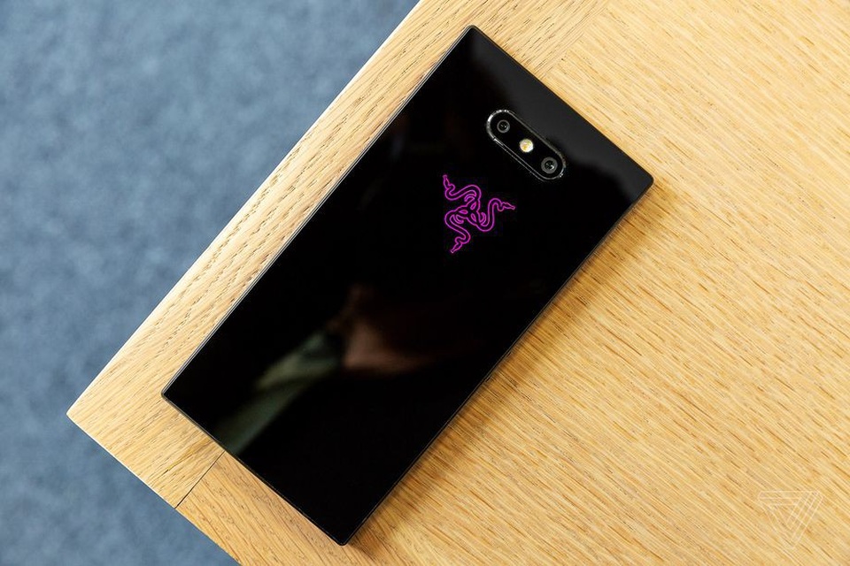 Razer Phone 2 chuyên dành cho game thủ với cấu hình “khủng” được trình làng - 2 Logo ở mặt sau sản phẩm có thể thay đổi màu sắc theo tùy biến của người dùng và sẽ sáng đèn khi có thông báo đến trên smartphone