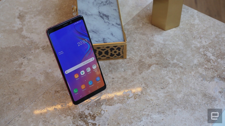 Cận cảnh smartphone 4 camera đầu tiên trên thế giới vừa ra mắt - 1 Sản phẩm sở hữu thiết kế màn hình vô cực giống các mẫu smartphone gần đây của Samsung