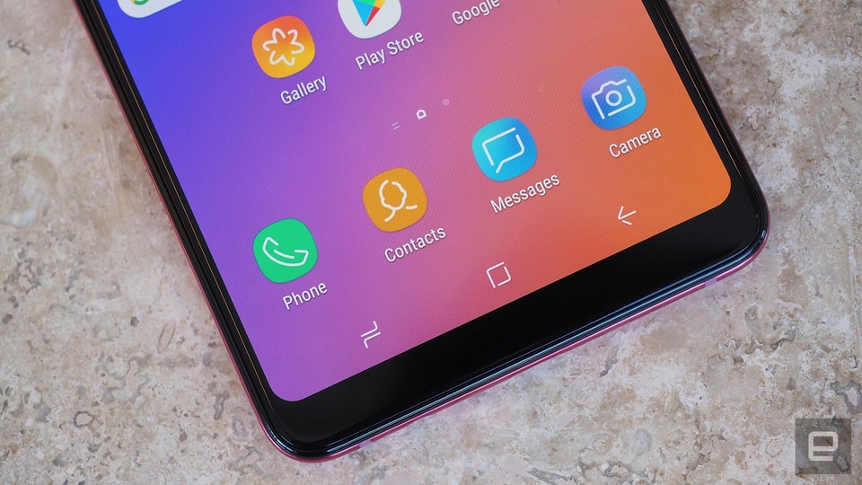Cận cảnh smartphone 4 camera đầu tiên trên thế giới vừa ra mắt - 3 Viền màn hình trên và dưới có thiết kế mỏng