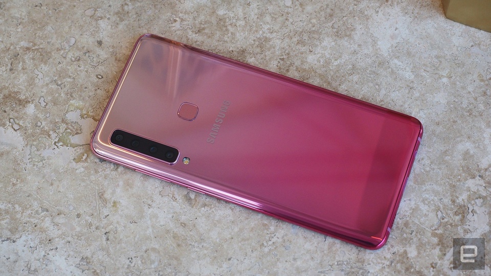 Cận cảnh smartphone 4 camera đầu tiên trên thế giới vừa ra mắt - 4 Cụm 4 camera thiết kế theo chiều dọc cùng cảm biến vân tay nổi bật ở mặt lưng sản phẩm