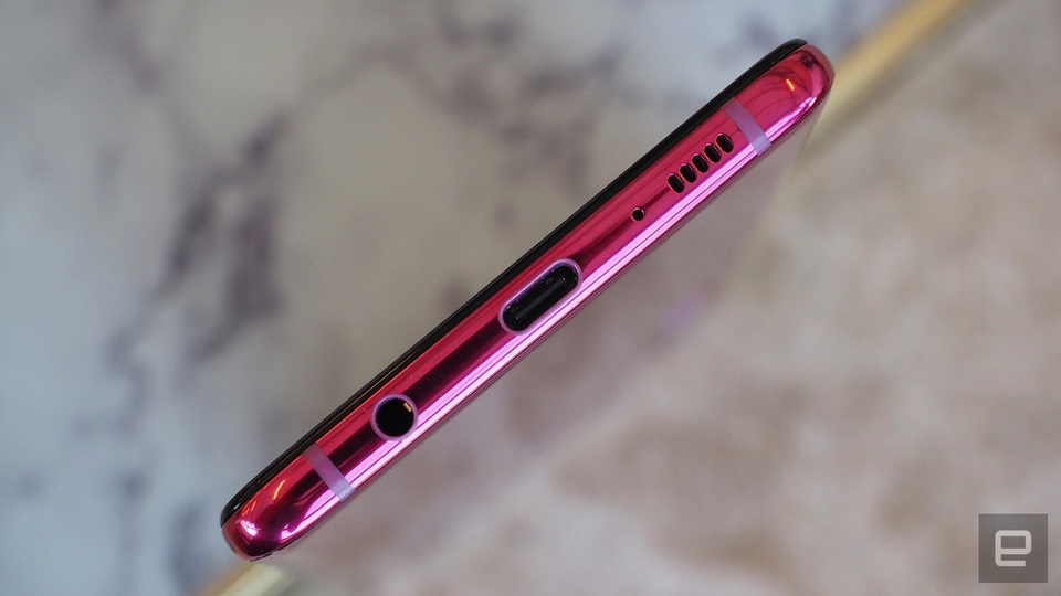 Cận cảnh smartphone 4 camera đầu tiên trên thế giới vừa ra mắt - 6 Samsung vẫn giữ lại giắc cắm phone 3,5mm trên chiếc smartphone mới của mình