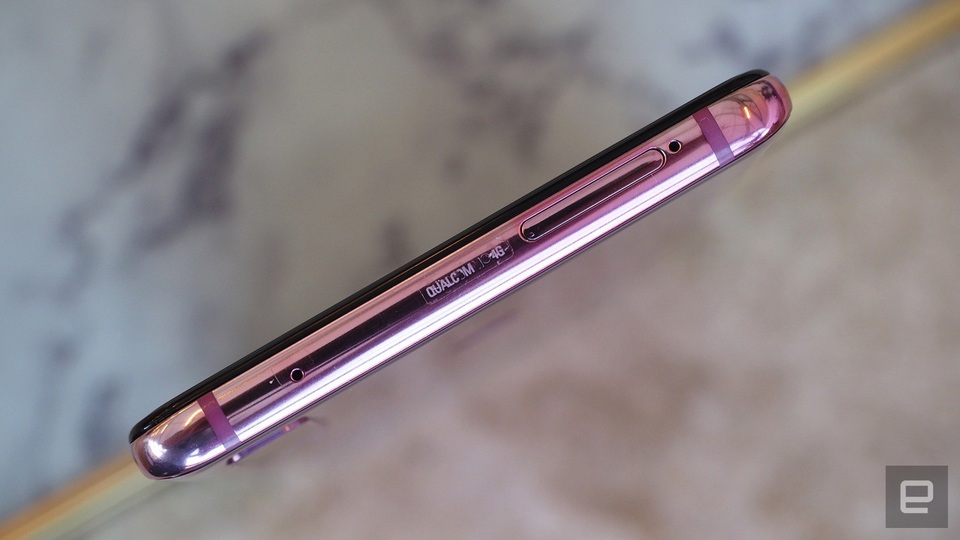 Cận cảnh smartphone 4 camera đầu tiên trên thế giới vừa ra mắt - 7 Khe cắm SIM nằm ở cạnh trên
