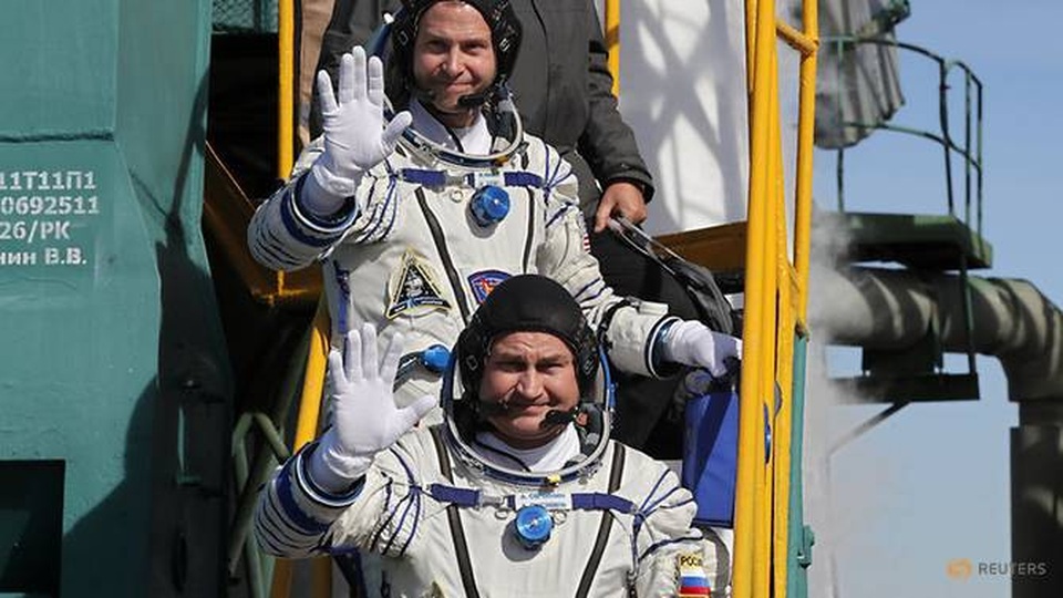 Tàu vũ trụ Soyuz gặp sự cố, 2 phi hành gia Nga-Mỹ hạ cánh khẩn cấp - 4
Hai phi hành gia Alexey Ovchinin (Nga) và Nick Hague (Mỹ) vẫy tay chào trước vụ phóng (Ảnh: Reuters)