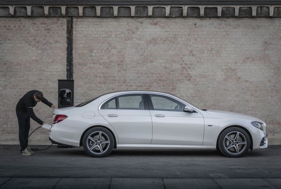Mercedes-Benz ra hai phiên bản hybrid cho dòng E-Class - 22 Mercedes-Benz ra hai phiên bản hybrid cho dòng E-Class - 22