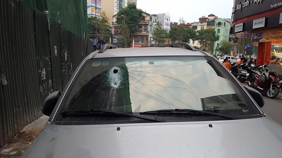 Hà Nội: Thanh sắt từ công trình xây dựng rơi xuống đâm thủng kính ô tô - 2 Kính chắn gió phía trước của chiếc xe bị thanh sắt đâm thủng.