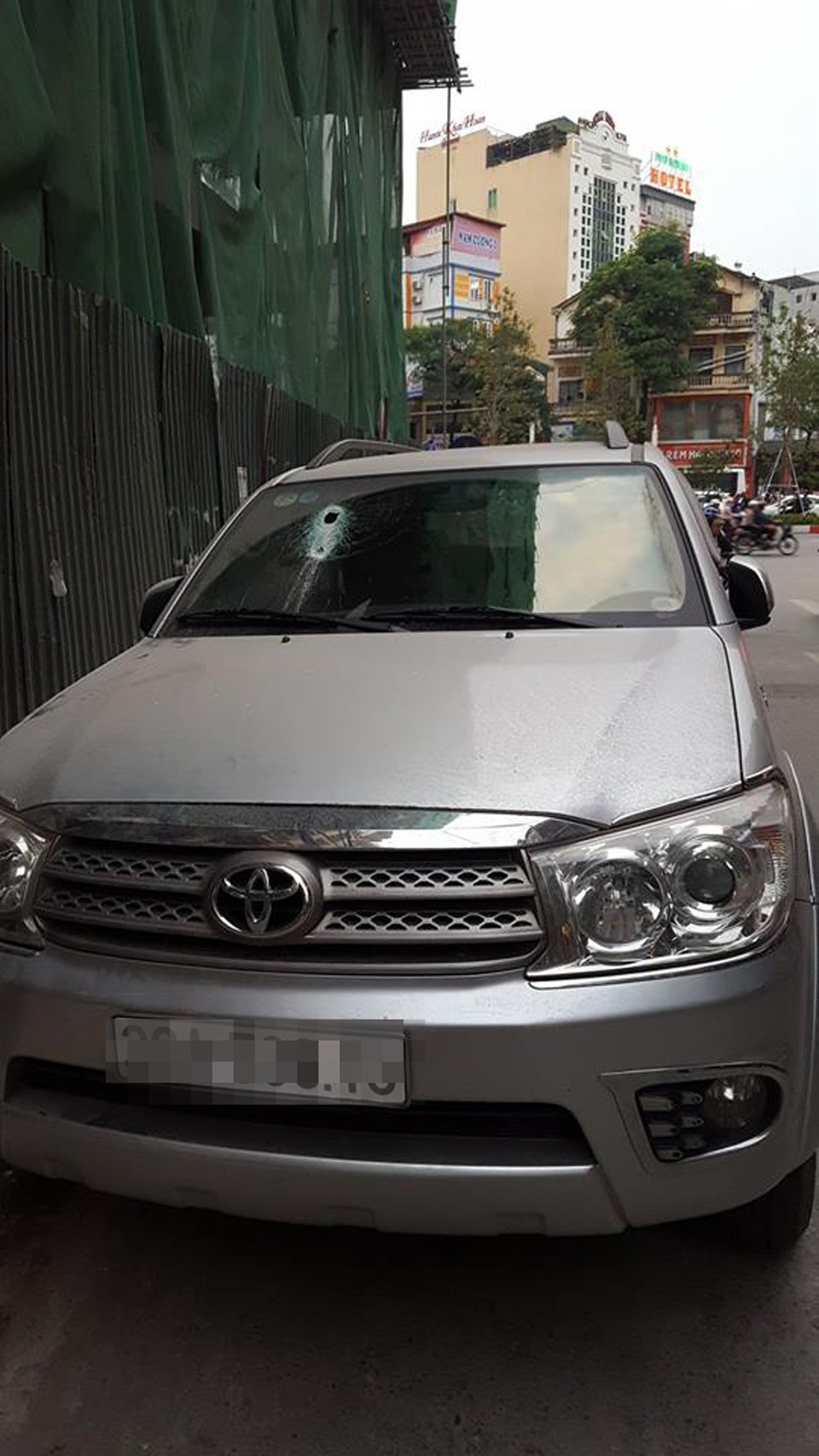 Hà Nội: Thanh sắt từ công trình xây dựng rơi xuống đâm thủng kính ô tô - 1 Hà Nội: Thanh sắt từ công trình xây dựng rơi xuống đâm thủng kính ô tô - 1