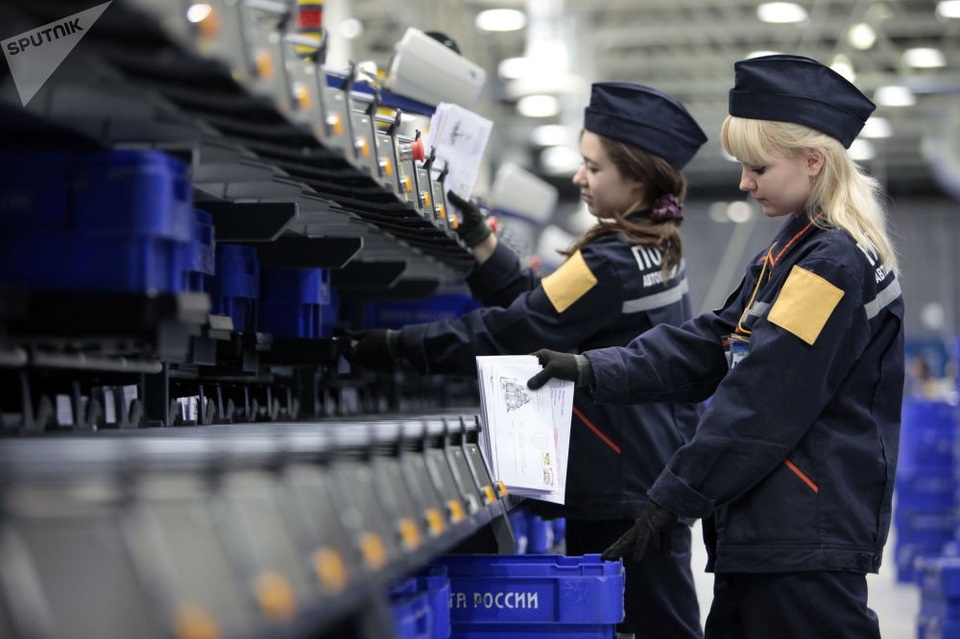 Các nữ nhân viên làm việc tại trung tâm phân loại tự động tại làng Lviv, Moscow, Nga.