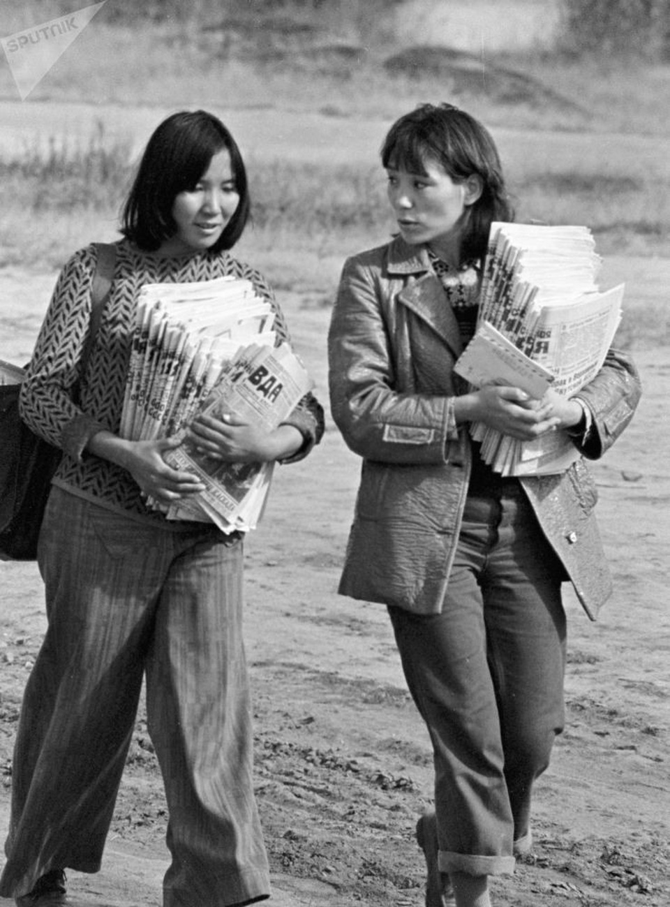Hai nữ nhân viên giao báo thuộc tuyến đường sắt Baikal-Amur, Yakut, Liên Xô cũ.