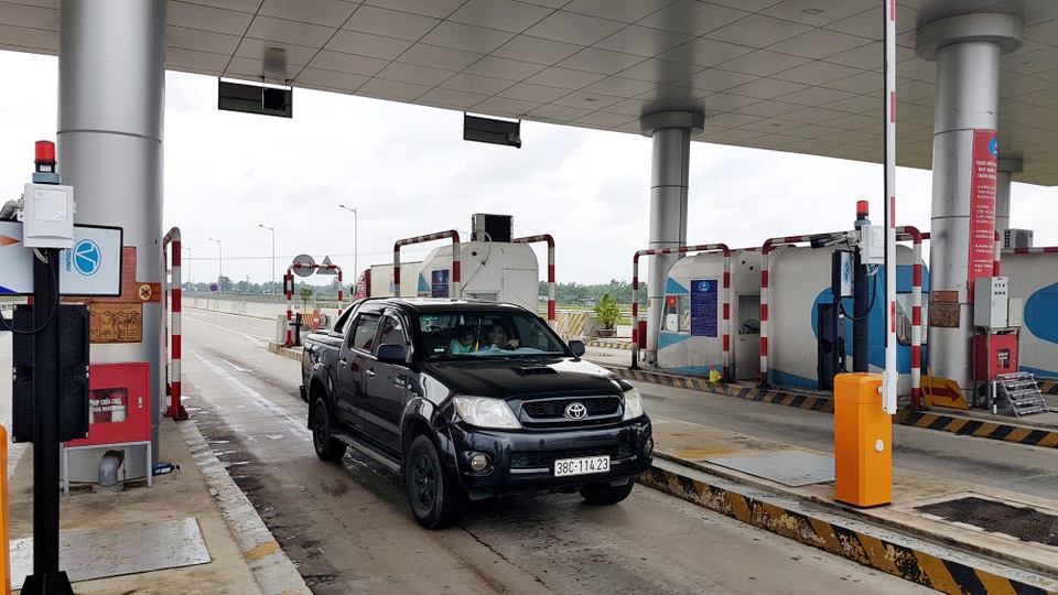Cao tốc Đà Nẵng - Quảng Ngãi: Tay không bóc gỡ bề mặt đường - 2 Nhiều tài xế “bỡ ngỡ” vì thiếu thông tin về việc tạm dừng thu phí trên cao tốc