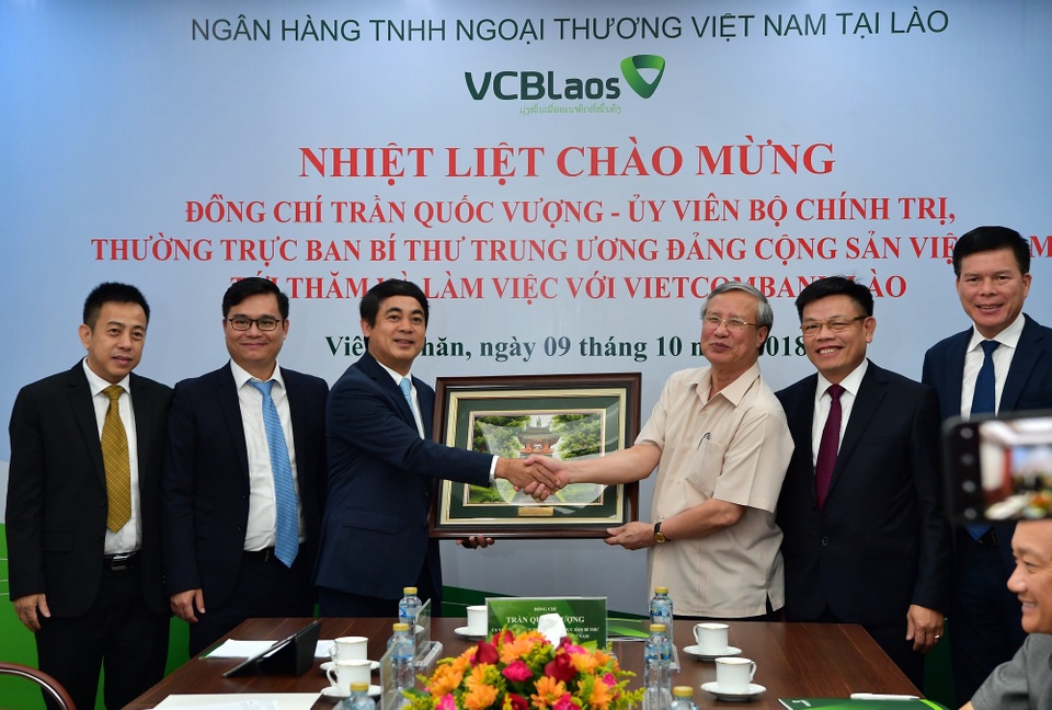 Vietcombank Lào vinh dự đón ông Trần Quốc Vượng tới thăm và làm việc - 2
Đ/c Trần Quốc Vượng tặng quà cho Ban lãnh đạo Vietcombank và Vietcombank Lào nhân chuyến thăm và làm việc với Vietcombank.