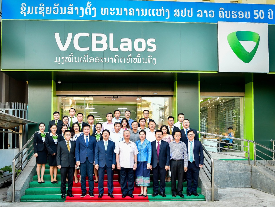 Vietcombank Lào vinh dự đón ông Trần Quốc Vượng tới thăm và làm việc - 3
Đ/c Trần Quốc Vượng, Ủy viên Bộ Chính trị, Thường trực Ban Bí thư Trung ương Đảng CSVN (thứ 4 từ trái sang, hàng thứ nhất) chụp hình lưu niệm với Đại diện Ban lãnh đạo Vietcombank, Ban giám đốc và cán bộ nhân viên Vietcombank Lào trước Trụ sở Vietcombank Lào tại Viêng Chăn.